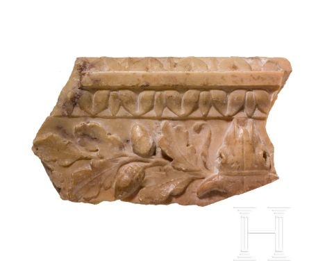 Fragment eines Marmorfrieses mit Bukranion und Eichenzweig, römisch, 1. Jhdt.  Fragment vom Rand eines Marmorfrieses. In der 