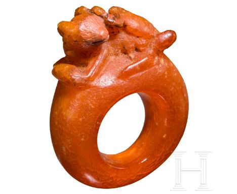 Bernsteinring mit Hundedarstellung, römisch, 2. - 3. Jhdt.  Opaker Ring aus hellbraunem Bernstein. Die massive Ringschiene ve
