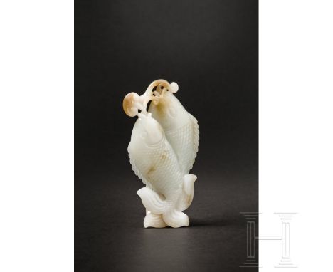 Jade-Anhänger in Fischform, China, 20. Jhdt.   Leuchtend weißer Stein mit bräunlichen Einschlüssen, beidseitig graviert. Dars