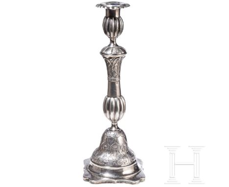 Silberner Leuchter, Russland (Ukraine), Schitomir, 1867  Silber. Quadratischer Stand mit abgerundeten Ecken. Glockenfuß. Balu
