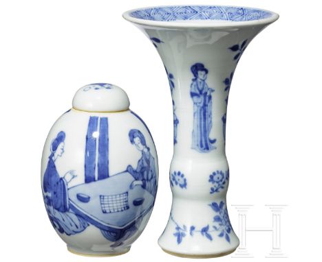 Kleine blau-weiße Gu-Vase und Deckelgefäß, wohl Kangxi-Periode  Schön dekorierte Gu-Vase mit blauer und weißer Unterglasurmal