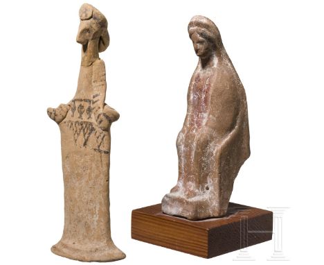 Zwei Votivfiguren aus Keramik, griechisch, 6. - 5. Jhdt. v. Chr.  Böotisches Vogelkopfidol mit schwarzer Bemalung. 6. Jhdt. v