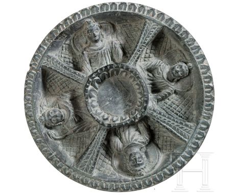 Schminkpalette aus Schiefer mit vier Buddha-Büsten, Gandhara, 1. - 3. Jhdt.  Schminkpalette aus graugrünem Schiefer mit zentr