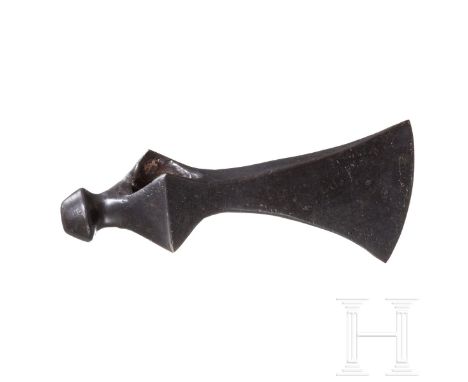 Eiserne Streitaxt, warägisch, Osteuropa, 10. - 11. Jhdt.  Der Kopf der Axt oben und unten spitz ausgezogen, mittig mit einem 