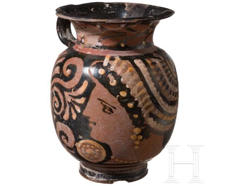 Oinochoe mit Darstellung eines Frauenkopfes, apulisch, Ende 4. Jhdt. v. Chr.  Kanne mit Standring, ovoidem Bauch und niedrige