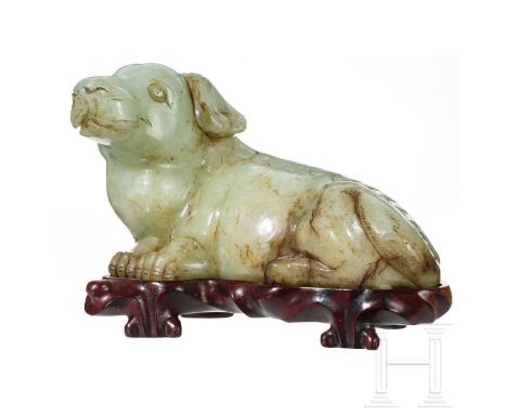 Liegender Hund aus Jade, China, 20. Jhdt.  Hellgrüne Jade mit bräunlichen Einschlüssen. Vollplastisch geschnittene Figur eine