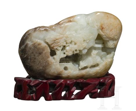 Jadeschnitzerei, China, 20. Jhdt.  Grün-braune Jade. Block-Jadeit mit fein geschnitzter Siedlung in den Bergen. Im Vordergrun
