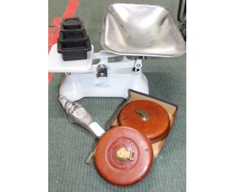 A BOX CONTAINING A SELECTION OF USEFUL &amp; COLLECTABLE DOMESTIC ITEMS, to include vintage tape measures, kitchen scales, et