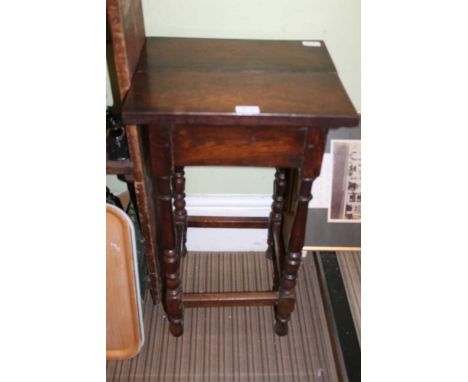 AN OAK SQUARE TOPPED LAMP TABLE on slender turned and block legs 