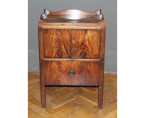 A George III mahogany tray top night commode, raised on moulded square supports. 79 x 63 x 46cm