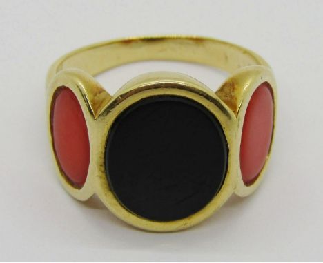 18ct oval onyx and coral three stone ring, probably Italian, size M, 6.9g