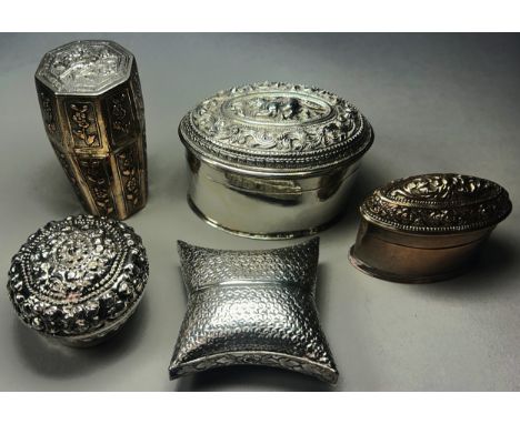 Five Thai silver Betel boxes, of varying shapes and sizes, 9.2oz