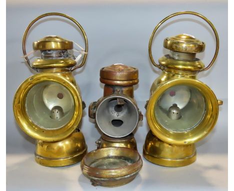 Two vintage brass Belsize 104 paraffin car lamps together with a smaller brass car lamp (af) 