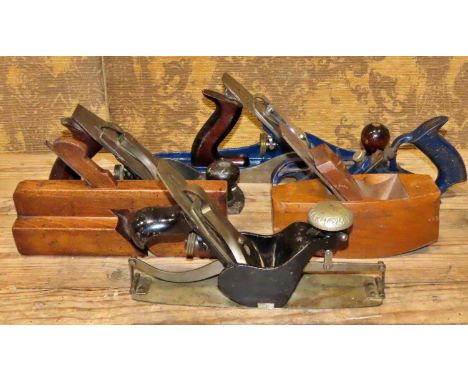 Six vintage carpentry planes to include a Stanley Rule and Lever Co no 113, Record number 0.5 and further examples, together 