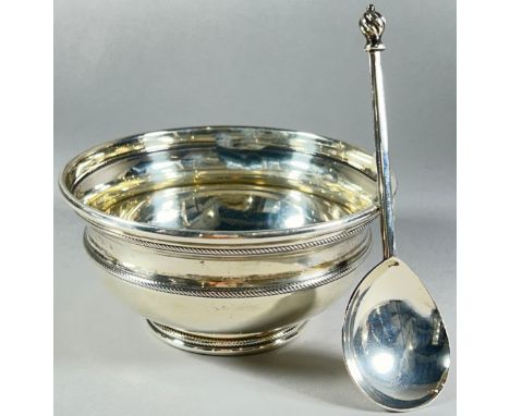 A silver sugar basin with beaded rings and a spoon, both Sheffield, 1912, maker Thomas Bradbury and Sons Ltd, 12cm D, 7.9 oz 