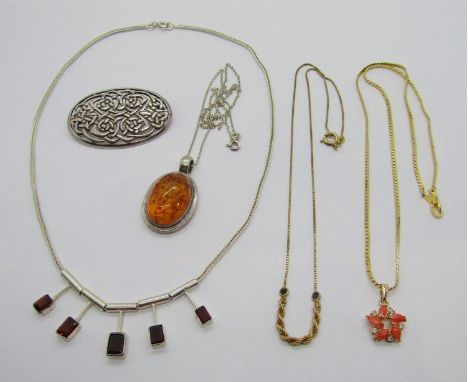 Mixed group of vintage jewellery to include a silver garnet fringe style necklace featuring a foxtail chain with five graduat