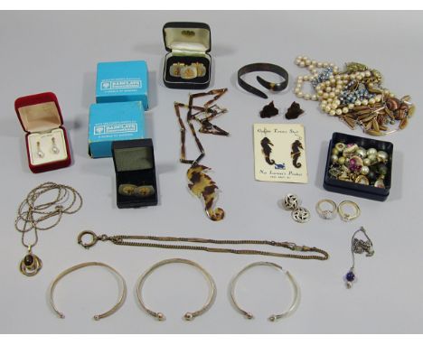 Mixed collection of vintage jewellery to include three gilt metal torque style bangles (two af), a few tortoiseshell pieces, 