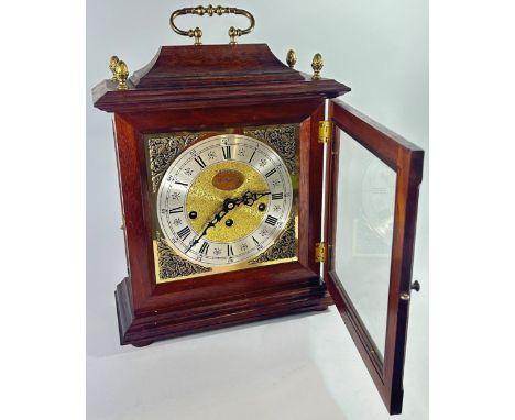 A good quality reproduction oak cased bracket clock of shallow proportions in the Georgian style, with silvered chapter ring 