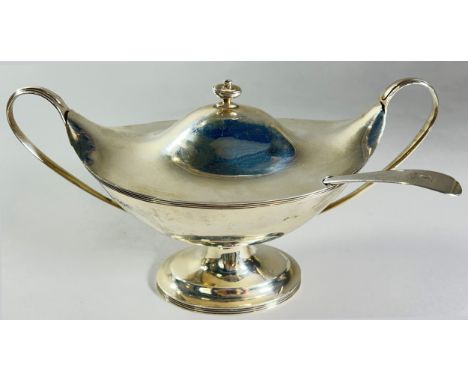 A Georgian style silver sauce tureen, London, 1903, maker Charles Stuart Harris, 22cm W, 11.2 oz approx and a Georgian sauce 