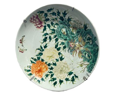 A Chinese porcelain charger with enamel flowers and rocks motif, bearing iron red four-character 'Shende Tang Zhi' mark, diam