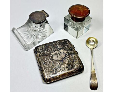 A silver cigarette case with floral engravings, a small sauce spoon, a glass inkwell with silver cap and a further inkwell (4