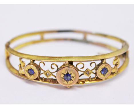 An Edwardian 9ct gold sapphire bangle, diam. 6.5cm, gross wt. 10g.