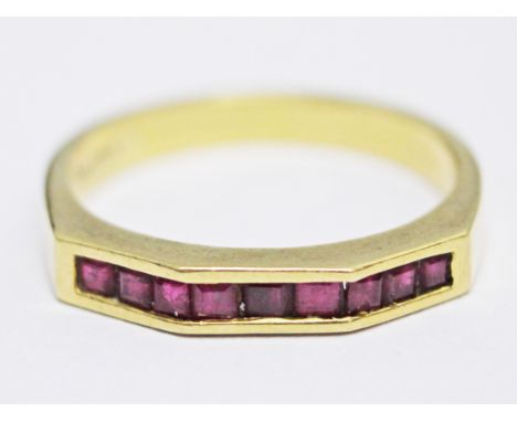 An 18ct gold ruby ring, gross wt. 2.8g, size M.