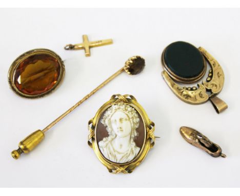 A mixed lot to include two 9ct gold charms, a 10ct gold swivel fob, two yellow metal mounted brooches and a yellow metal stic