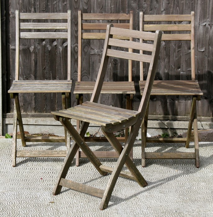 A set of four folding teak garden chairs (4).