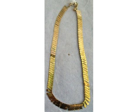 A 9ct gold chevron link choker with engine turned decoration. Condition Report: 21.6 grams.
