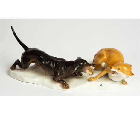 SELTENE FIGURENGRUPPE DACHSHUND IM KAMPF MIT EINEM FUCHS Nymphenburger Porzellan, 1. Hälfte 20. Jh.12 x 27 x 9,5 cmRARE PORCE