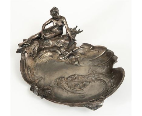 SEHR DEKORATIVE JUGENDSTIL-SCHALE MIT NYMPHE wohl WMF, um 192034 x 24 x 13,5 cmVERY DECORATIVE ART NOUVEAU PEWTER BOWL SHOWIN