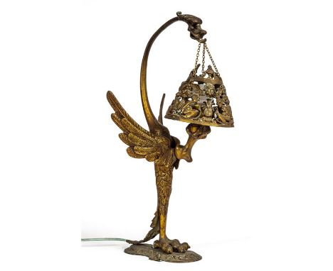 KUNSTVOLL GEARBEITETE LAMPE IN FORM EINES PHOENIX Messing, wohl Frankreich 1920er JahreH: 50 cmARTISTICALLY CRAFTED BRASS LAM