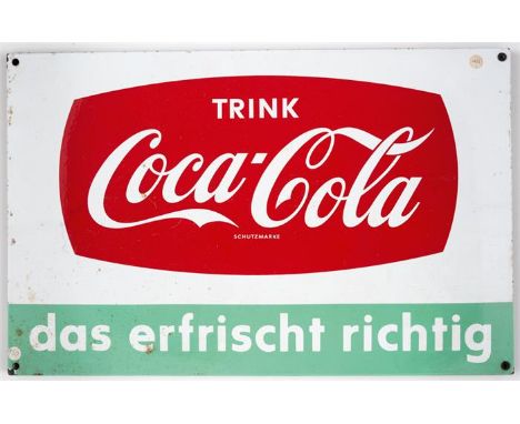 COCA-COLA DAS ERFRISCHT RICHTIG Grosses Emailleschild, 60er Jahre45 x 70 cmLARGE ENAMEL ADVERTISING SIGN OF 'COCA COLA'1960s4