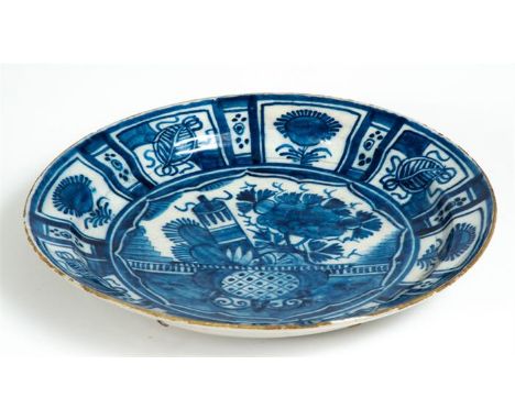 BLAU-WEISSER TELLER MIT FLORALEN MOTIVEN China, Porzellan, beschädigt, restauriert, 19. Jh. oder älterD: 31 cmCHINESE BLUE AN