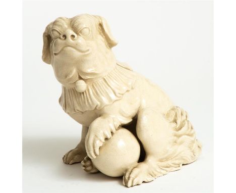 PORZELLAN FOO-HUND China, feines Craquelée, kleiner Chip an der Pfote, wohl 19. Jh. oder älterH: 15 cmCHINESE PORCELAIN FOO-D