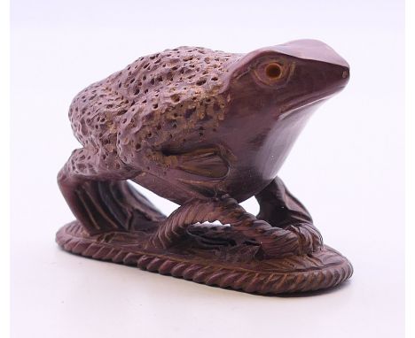 A netsuke formed as a frog. 5.5 cm long. 
