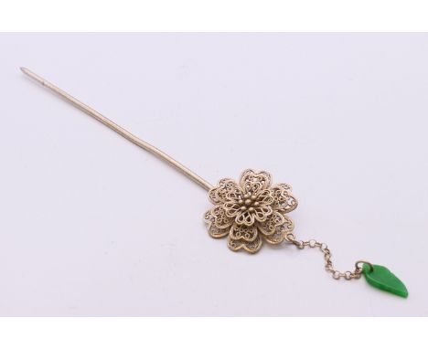 A Chinese filigree and jade hairpin. 17 cm long. 