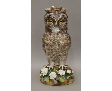 A ceramic lamp in the form of an owl. 33 cm high.