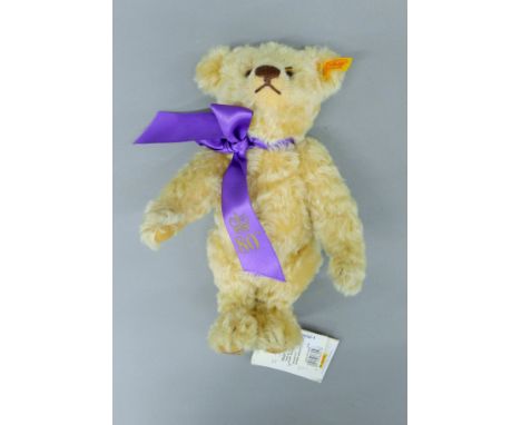 A Steiff Queen Elizabeth II 80th birthday 2006 limited edition teddy bear, number 662416. 26 cm high.