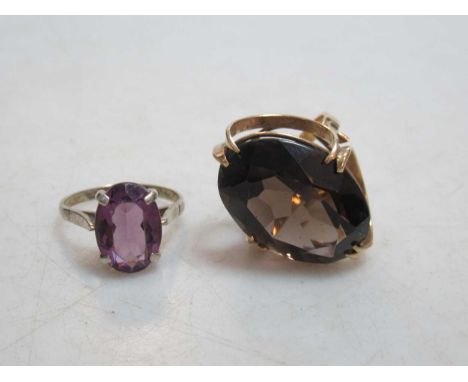 A smoky quartz ring together with an amethyst ring (2)