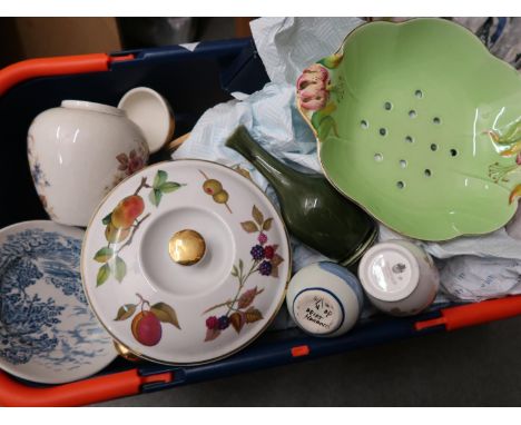 Quantity of various decorative ceramics including Royal Worcester, Aynsley and Wedgwood 