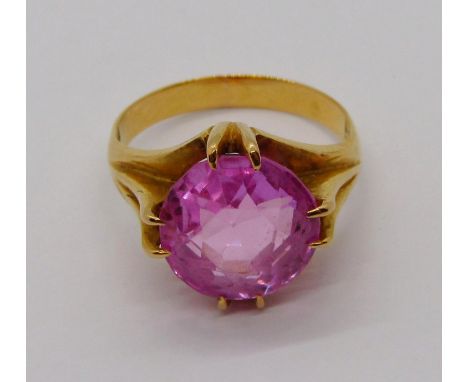 Yellow metal claw set pink spinel ring with indistinct Eastern stamps, size H, 4.1g 