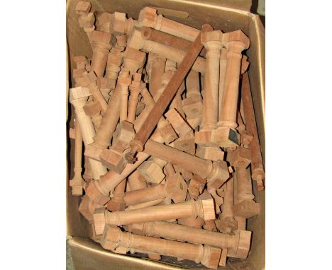Furniture Restorer's lot - Box containing a quantity of small turned mahogany architectural style columns 25 cm high 