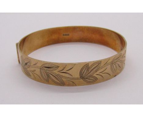 1970s 9ct hinged bangle with engraved foliate decoration, 24.8g 