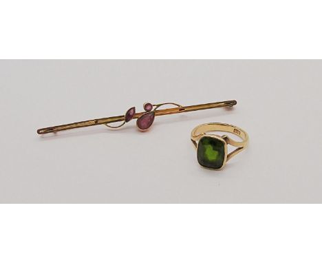 1920s 9ct amethyst bar brooch and a 9ct green garnet ring, size I, 5.5g total 
