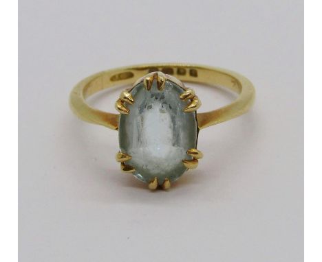 Early 20th century 18ct claw set aquamarine ring, size H/I, 2.6g 