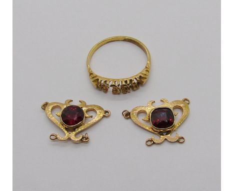 18ct ring, 2.3g (setting vacant) and a pair of Art Nouveau style yellow metal links set with vari-cut garnets, 2.7g (3) 
