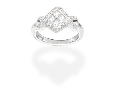 DIAMOND-SET RINGSet with princess and brilliant-cut diamonds, mounted in 18 carat white gold, UK hallmark, ring size approx. 