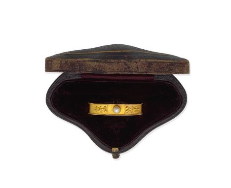 PEARL-SET SCARF CLIP, 1893Set with a 4.0mm pearl, decorated with millegrain details, UK hallmark, length 3.2cm, fitted caseFo